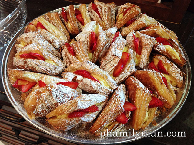 cream-pan-tustin-strawberry-croissant