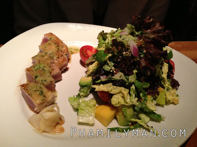 houstons-irvine-seared-ahi-tuna-salad